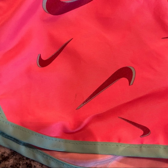Girls Nike shorts - Picture 2 of 4